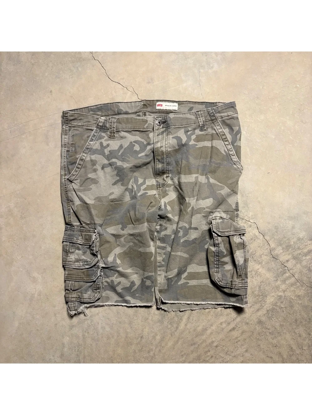 Levi’s camo cargo shorts tapered